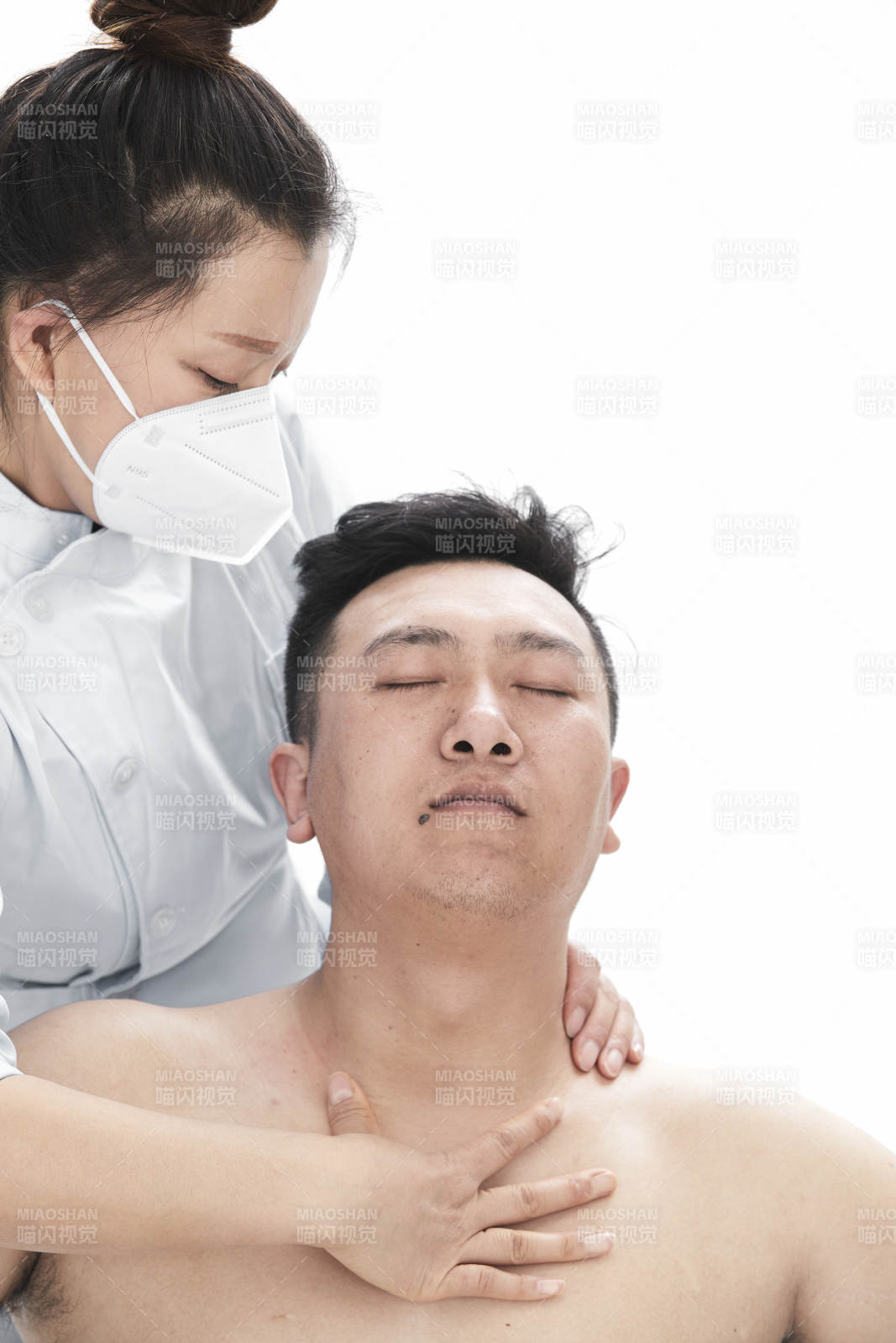 專業按摩師為男子進行身體按摩