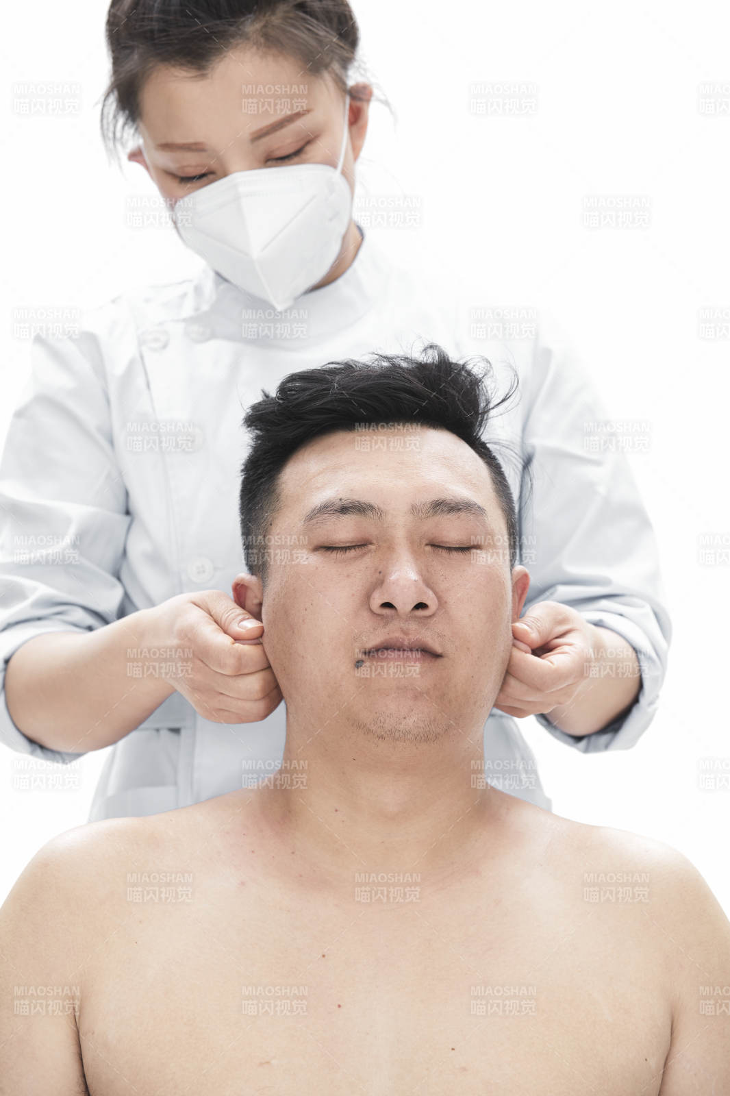 专业按摩师为男子进行身体按摩