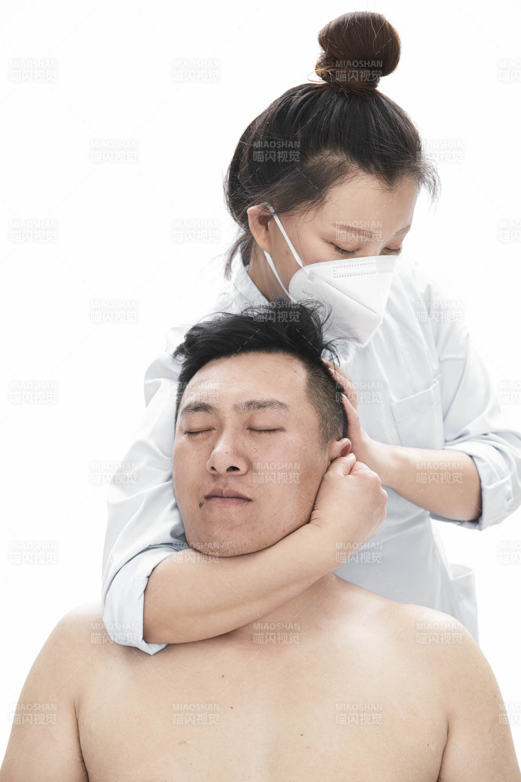 专业按摩师为男子进行身体按摩