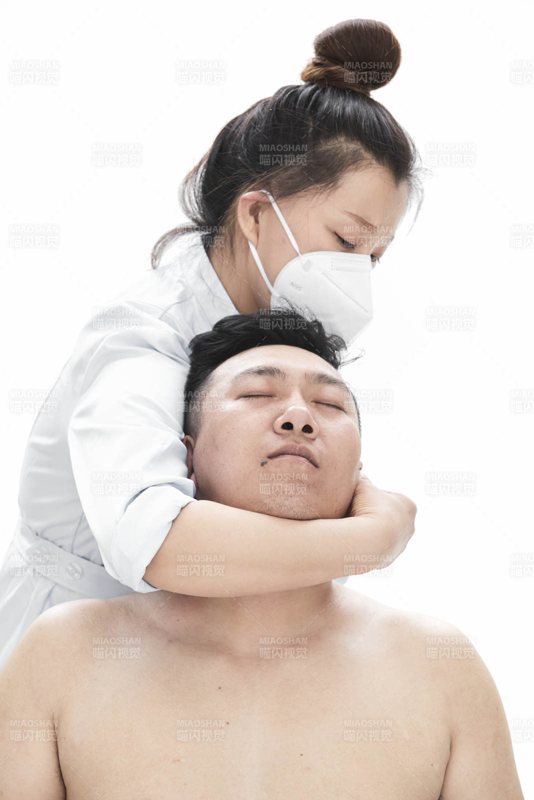 专业按摩师为男子进行身体按摩