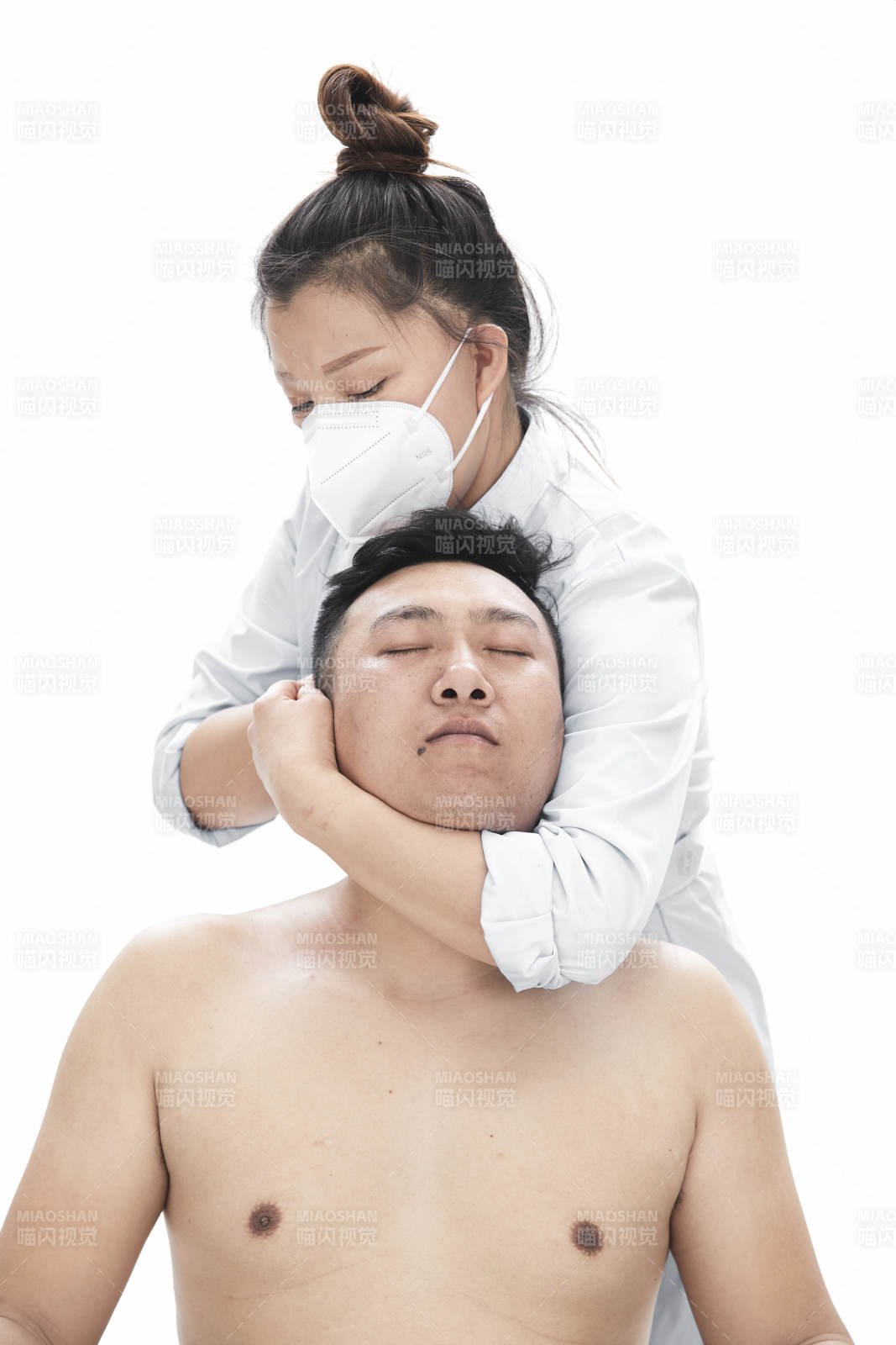 专业按摩师为男子进行身体按摩