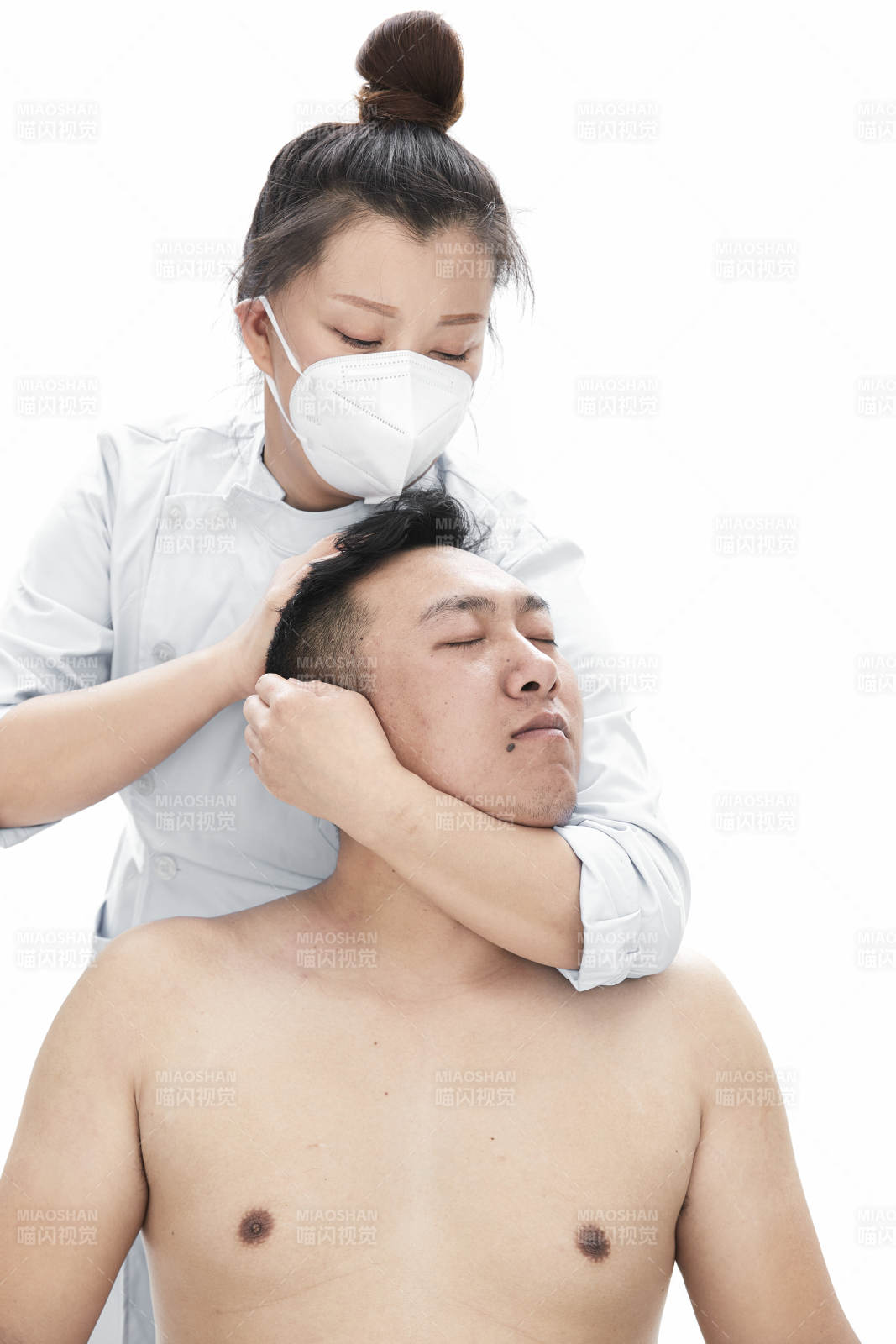 专业按摩师为男子进行身体按摩