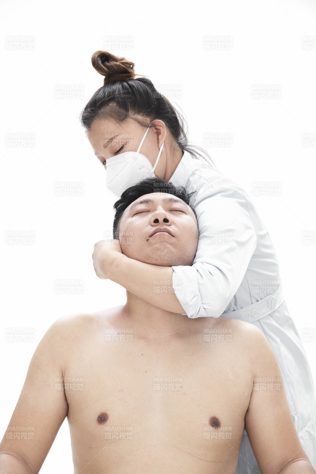 专业按摩师为男子进行身体按摩