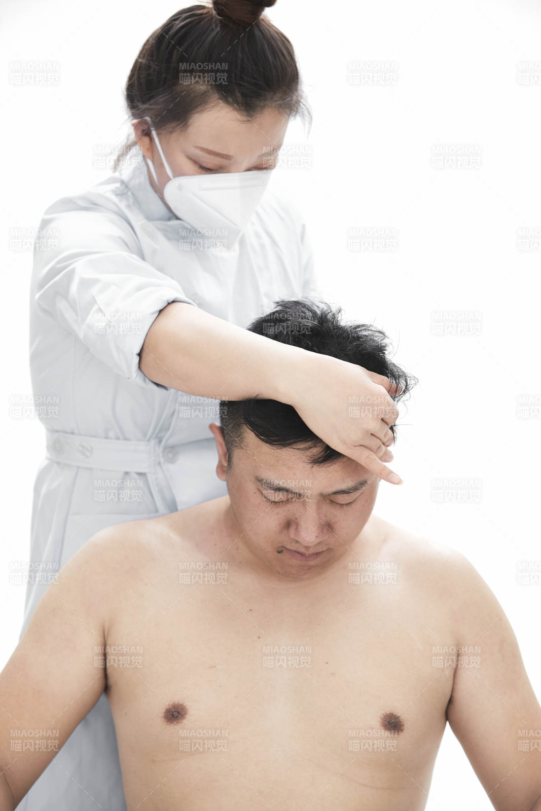 專業按摩師為男子進行身體按摩