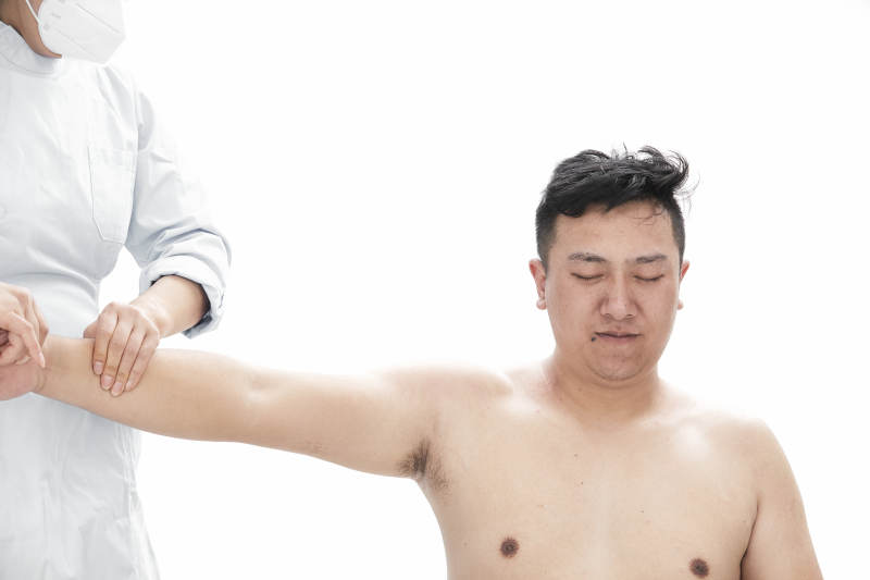 专业按摩师为男子进行身体按摩图片