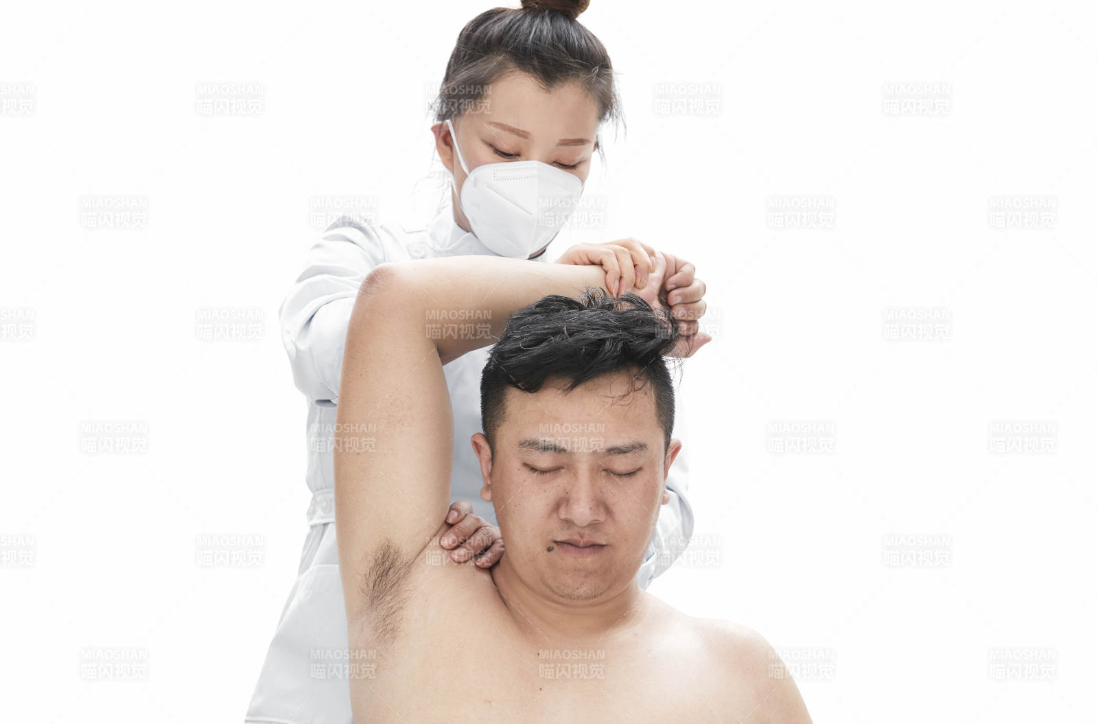 专业按摩师为男子进行身体按摩