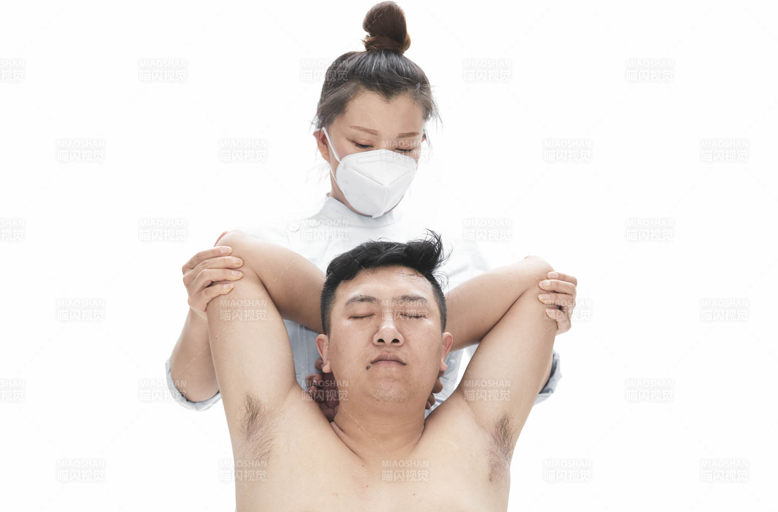 专业按摩师为男子进行身体按摩