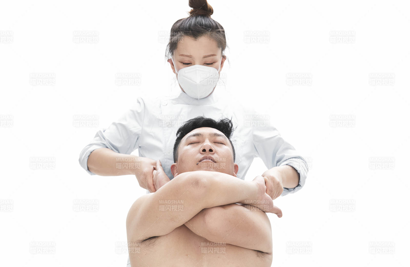 专业按摩师为男子进行身体按摩