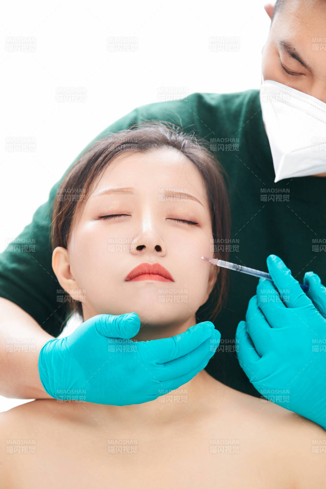 做面部注射整形的亚洲女士