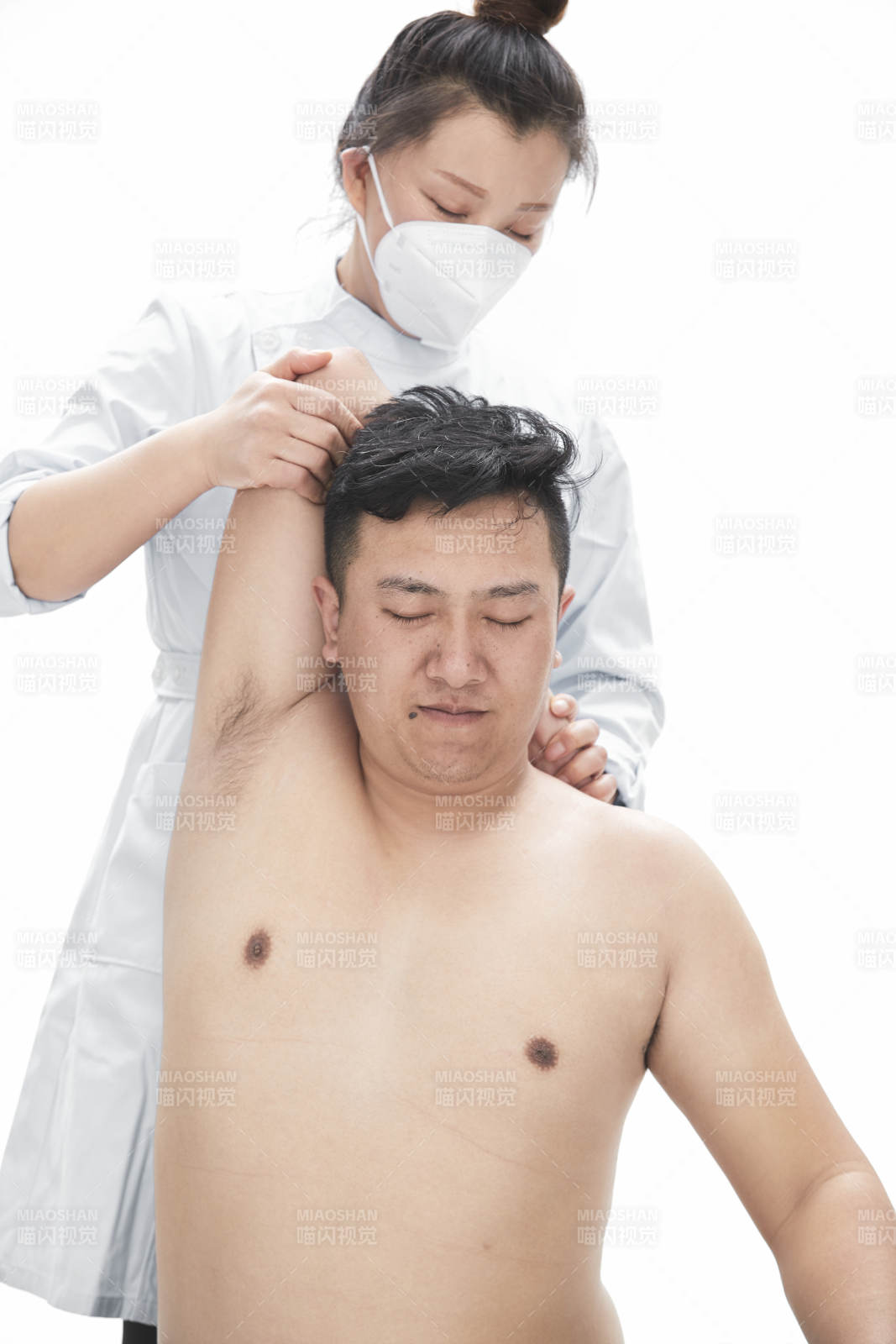 專業按摩師為男子進行身體按摩