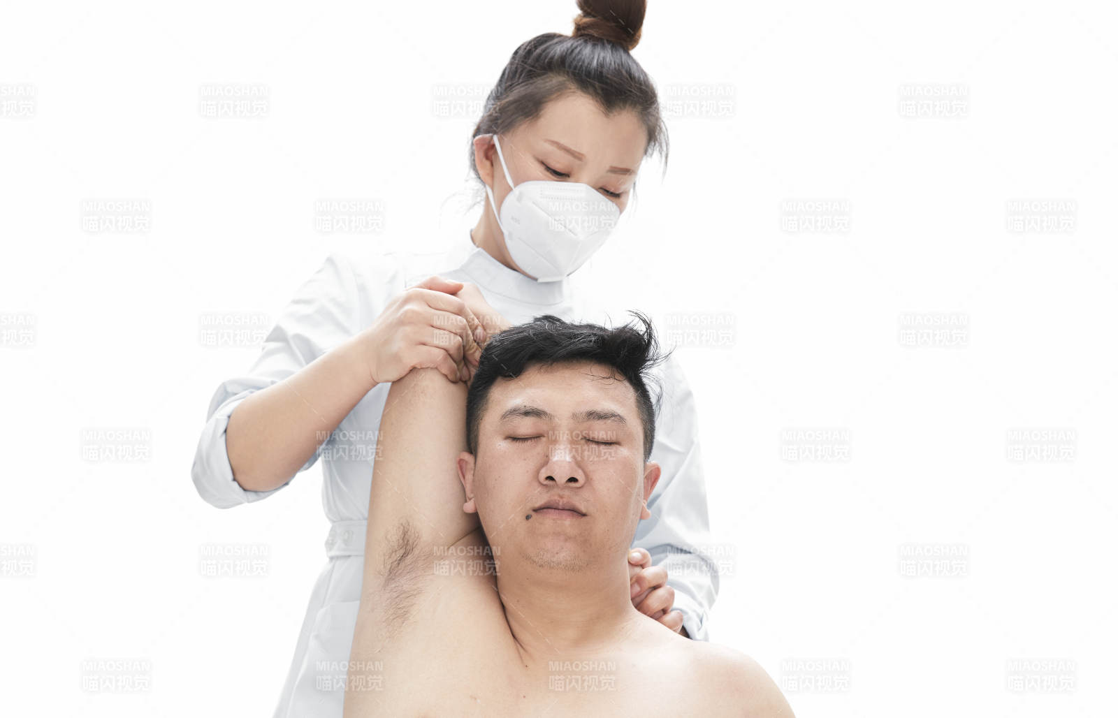 专业按摩师为男子进行身体按摩