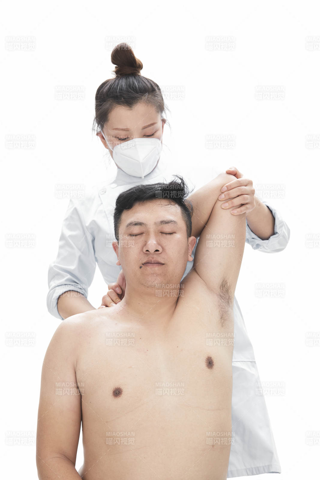 專業按摩師為男子進行身體按摩