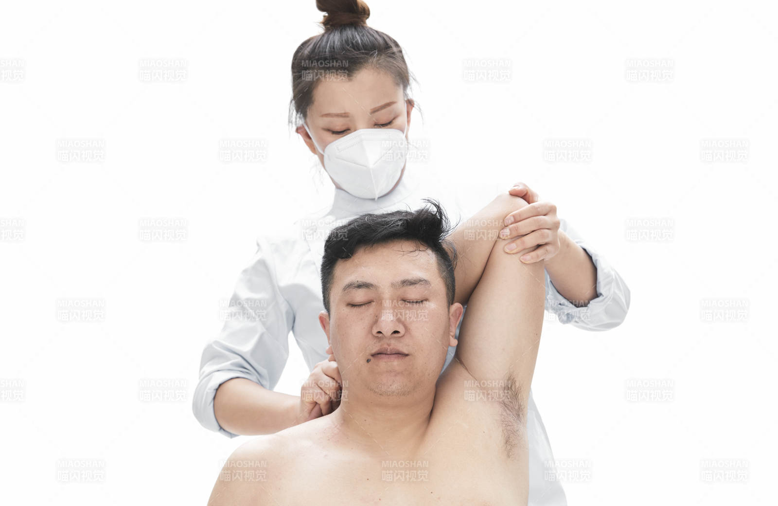 專業按摩師為男子進行身體按摩