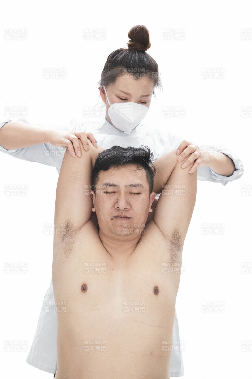 專業按摩師為男子進行身體按摩