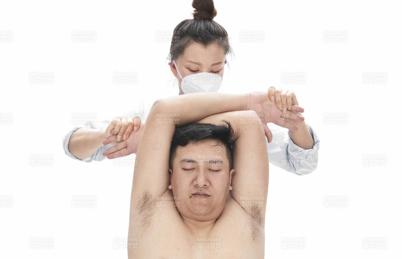 專業(yè)按摩師為男子進(jìn)行身體按摩