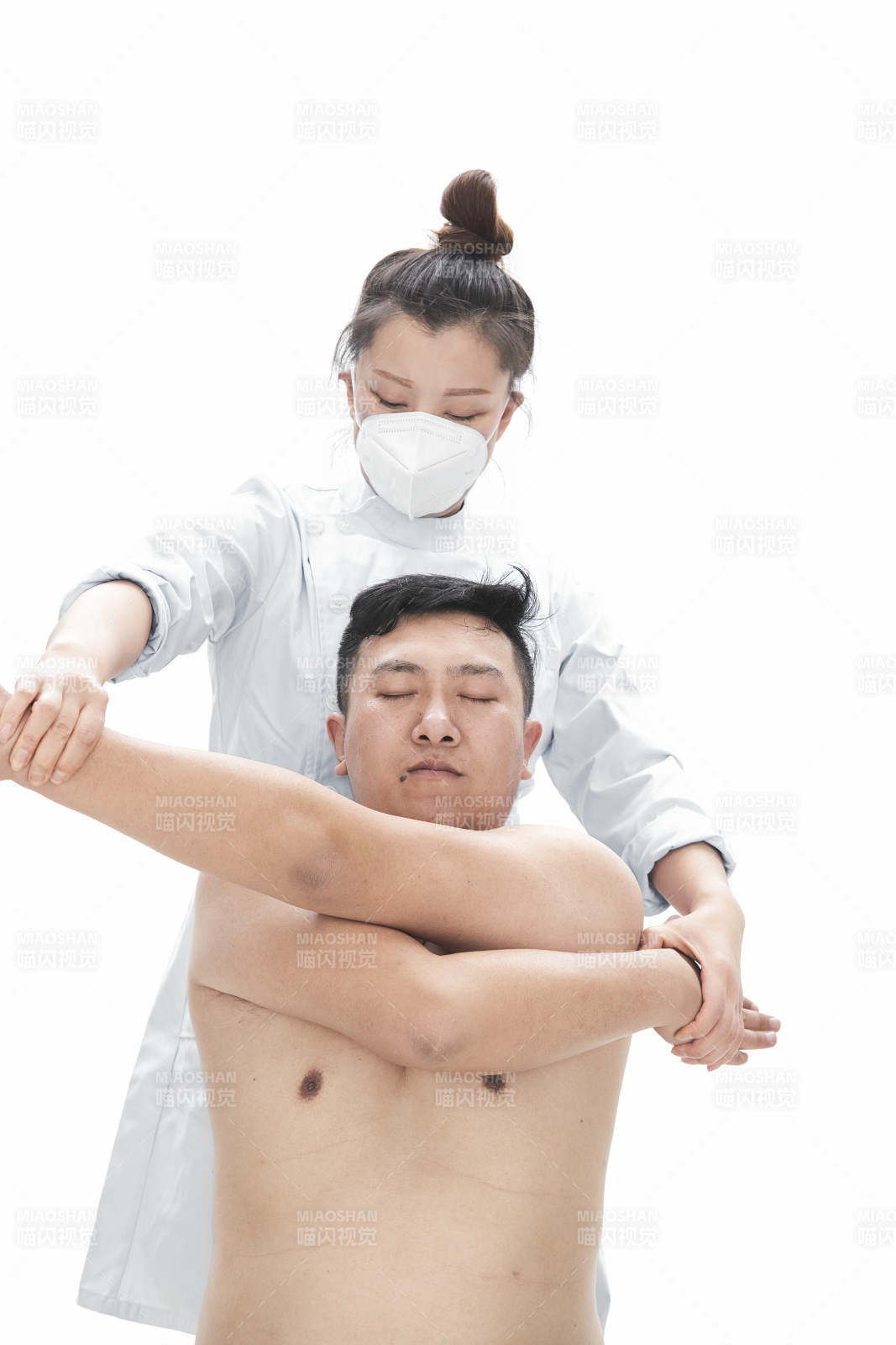 专业按摩师为男子进行身体按摩