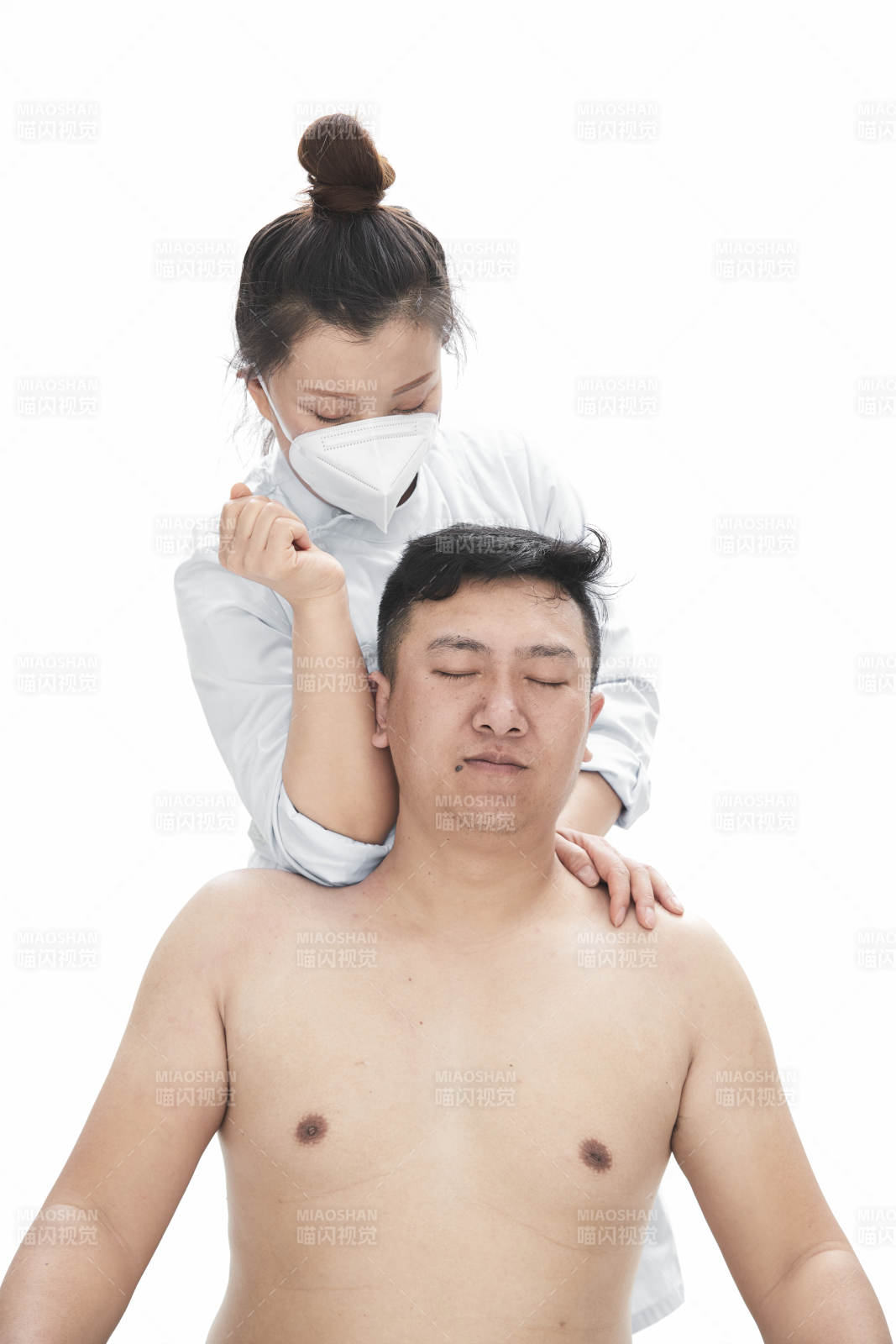 專業按摩師為男子進行身體按摩