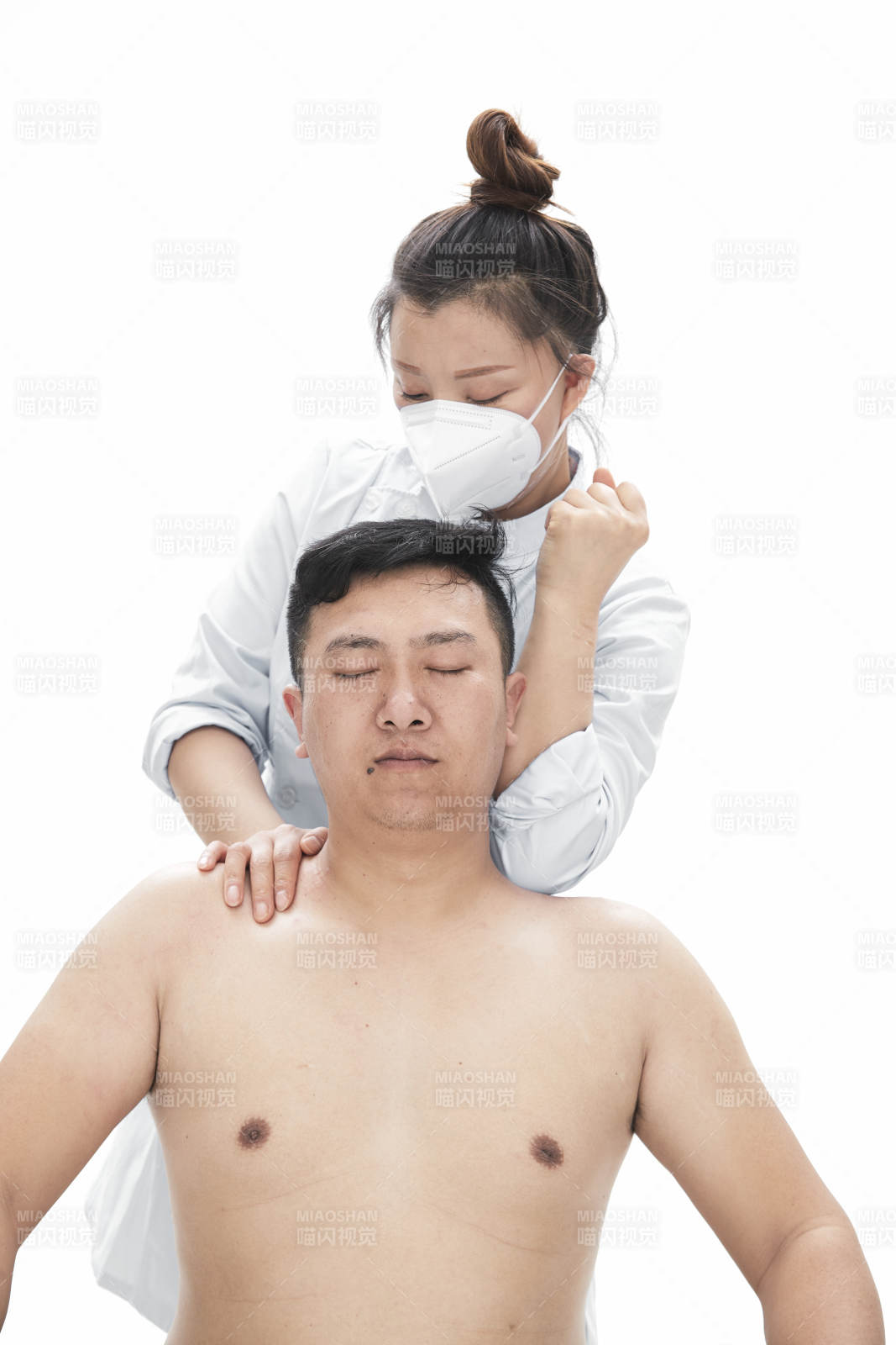 专业按摩师为男子进行身体按摩