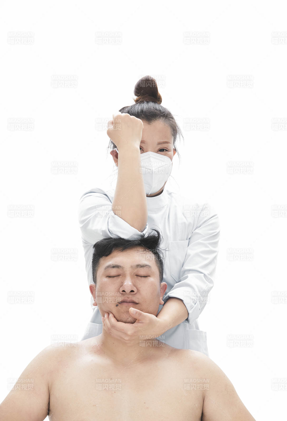 专业按摩师为男子进行身体按摩