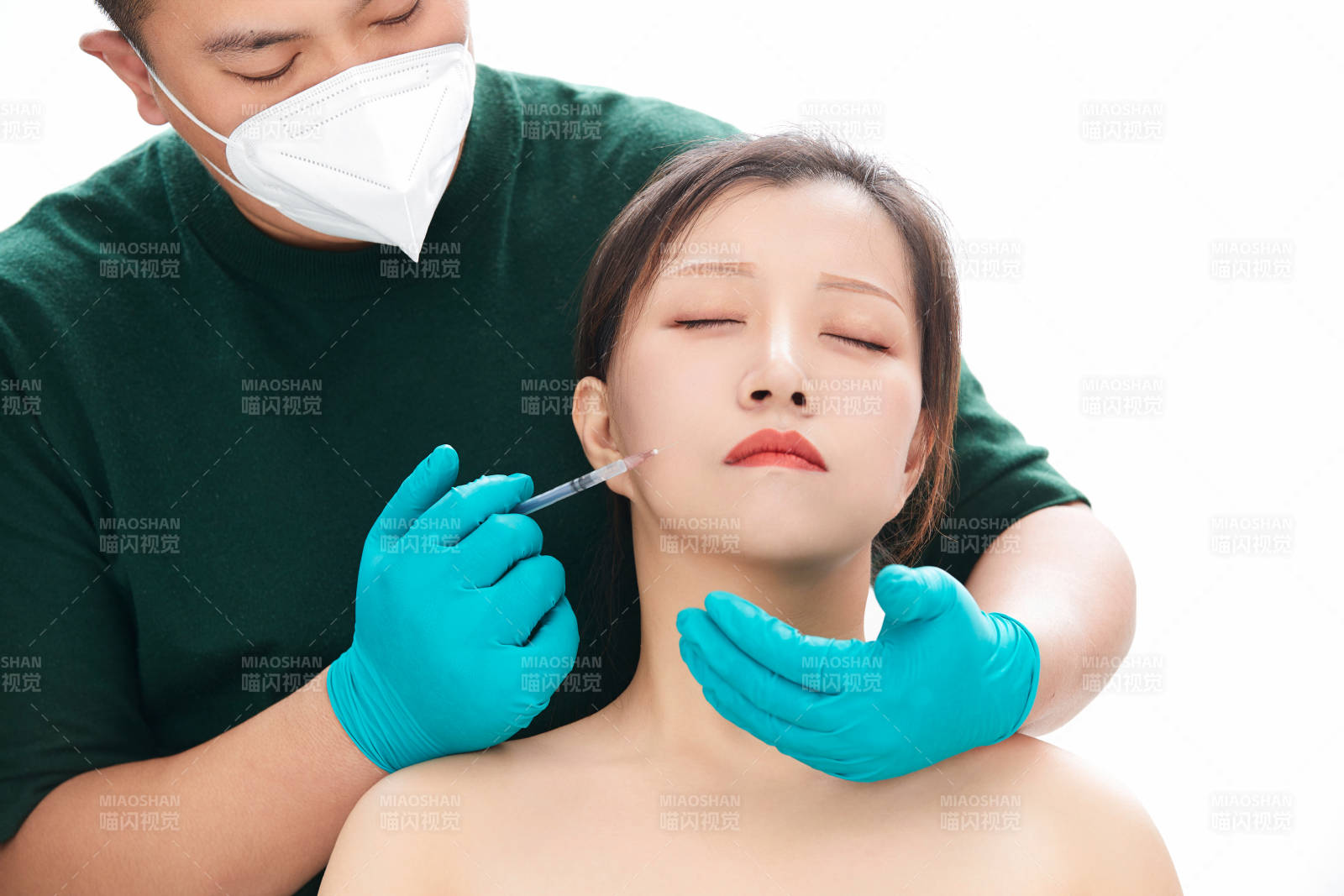 做面部注射整形的亞洲女士