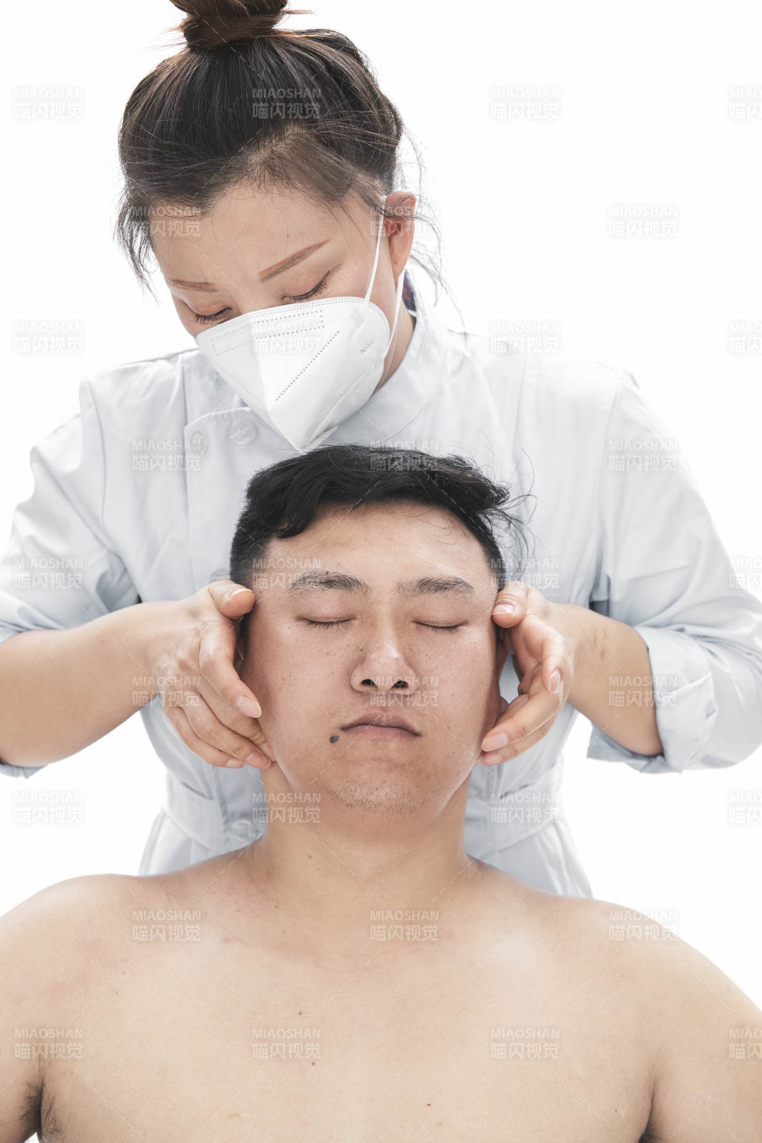 专业按摩师为男子进行身体按摩