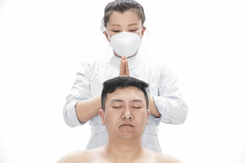 专业按摩师为男子进行身体按摩