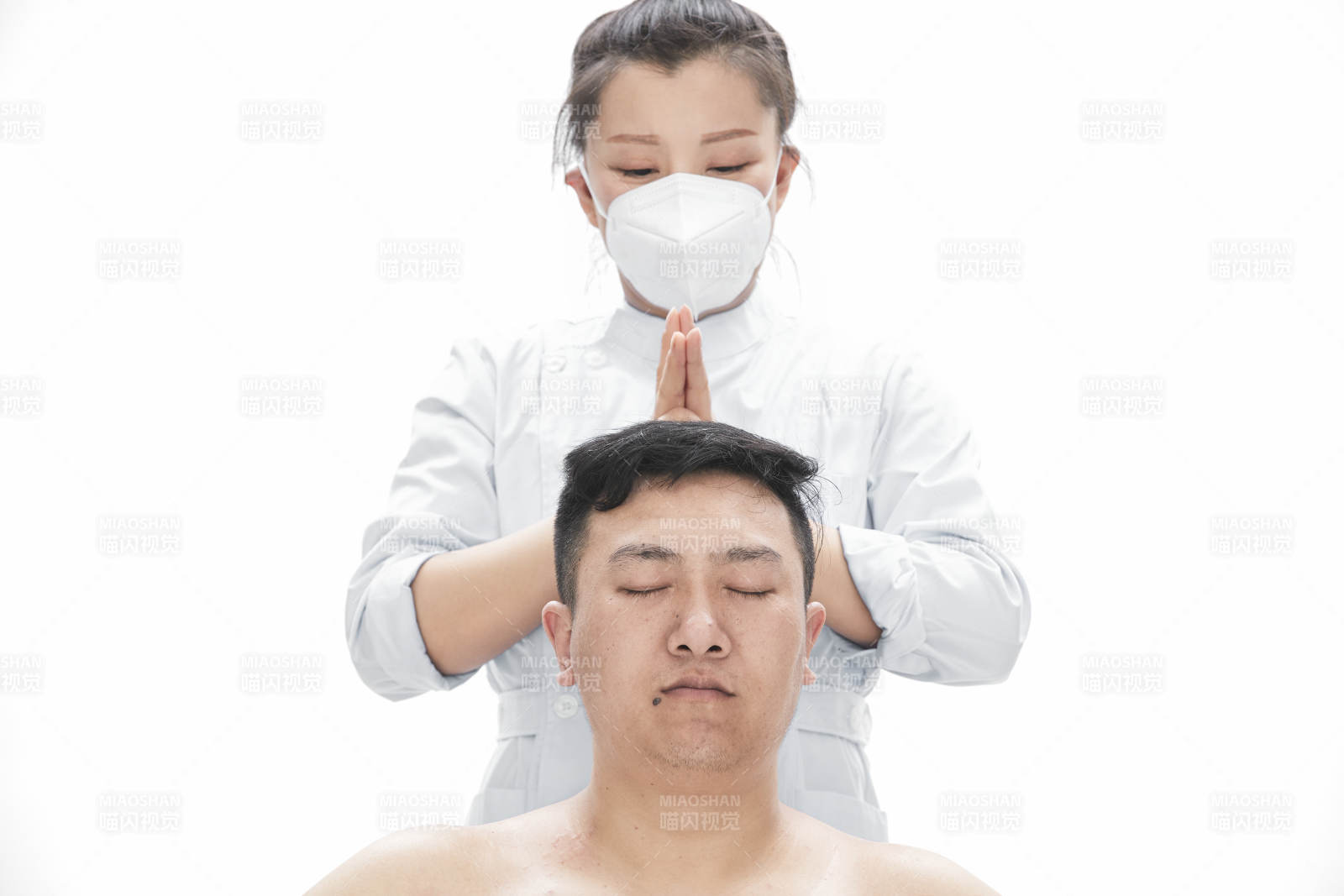 专业按摩师为男子进行身体按摩