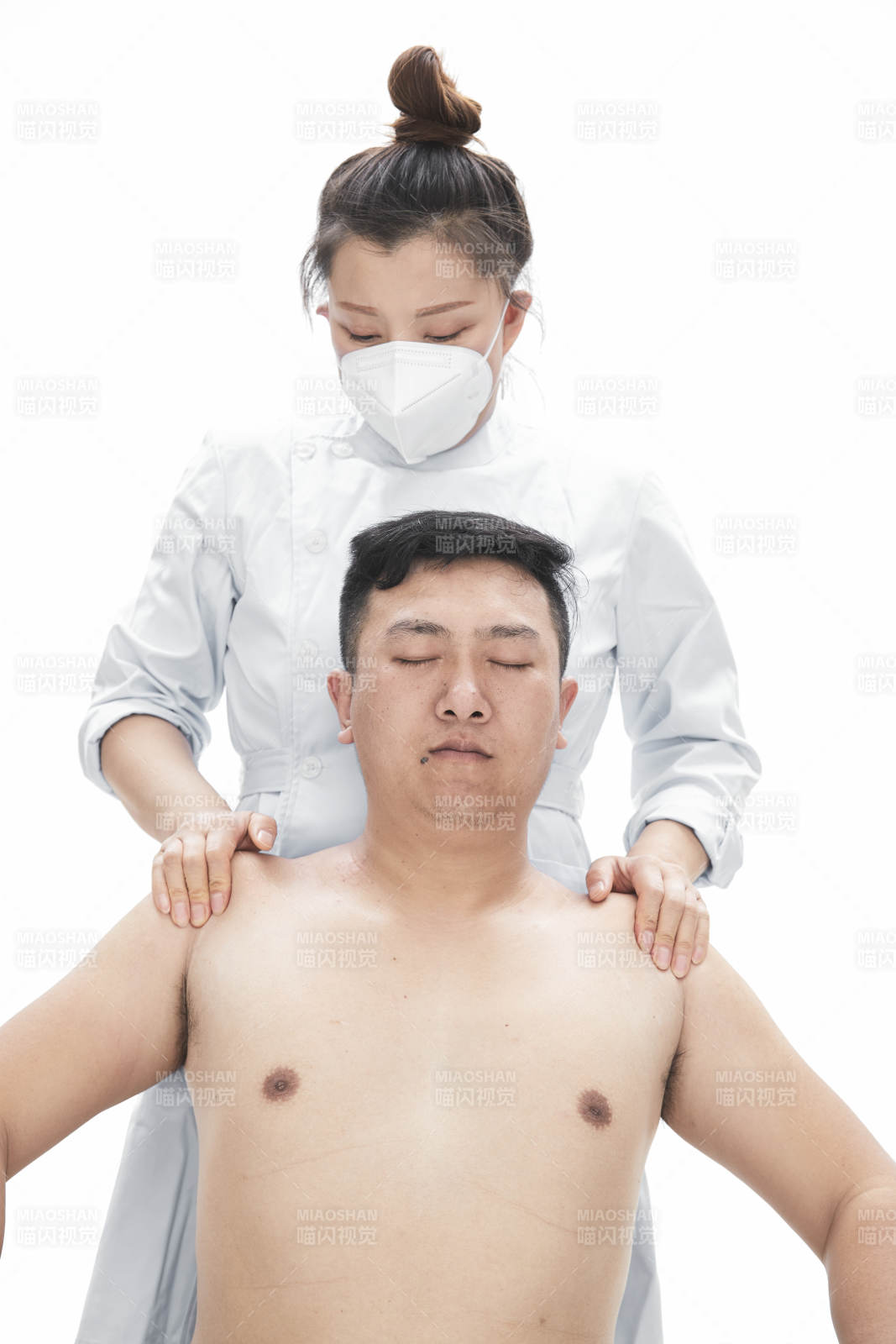 專業按摩師為男子進行身體按摩