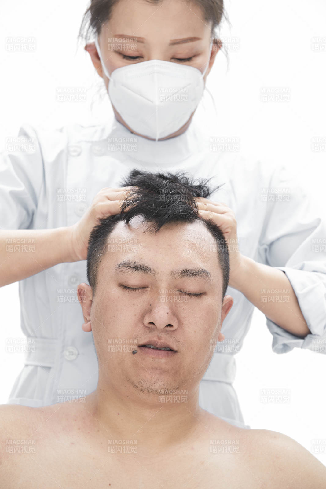 专业按摩师为男子进行身体按摩