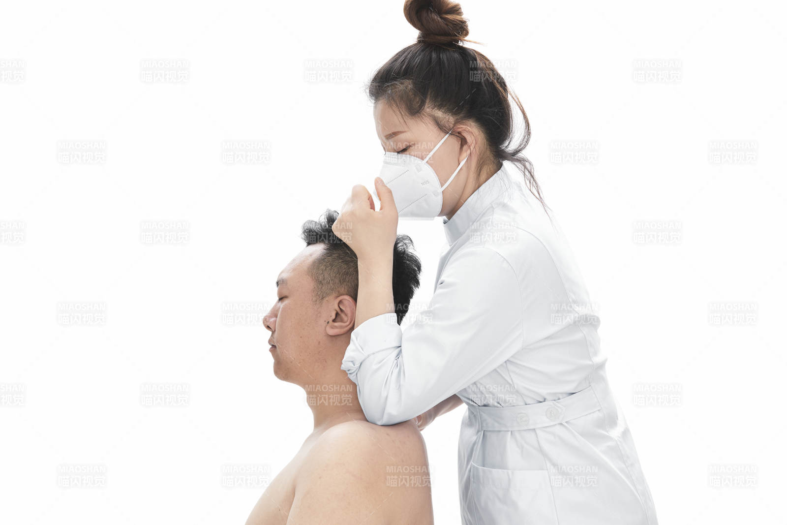 专业按摩师为男子进行身体按摩