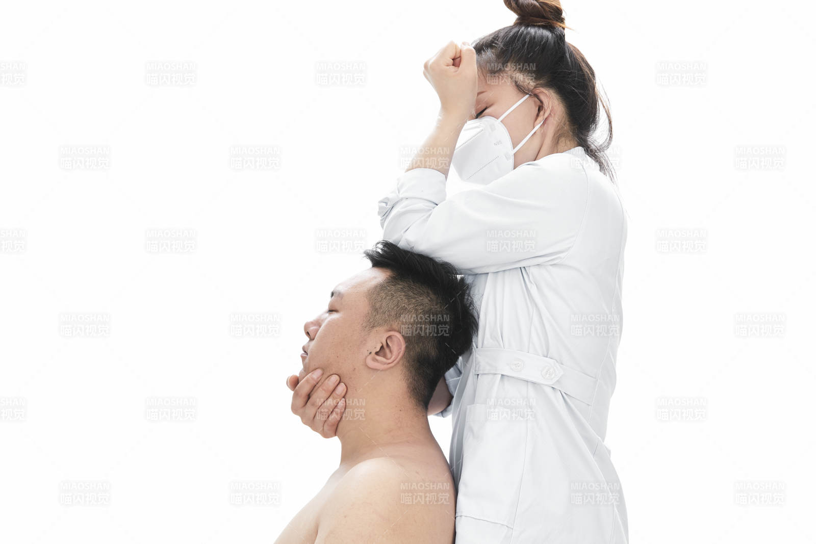 專業按摩師為男子進行身體按摩