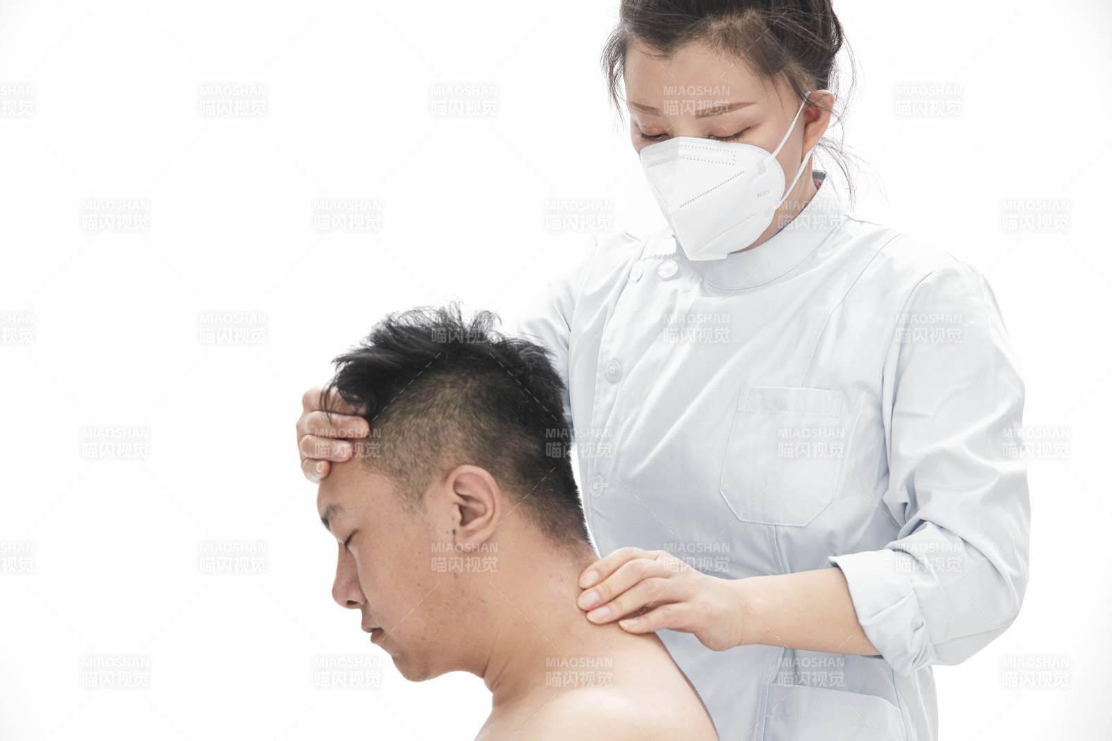 专业按摩师为男子进行身体按摩