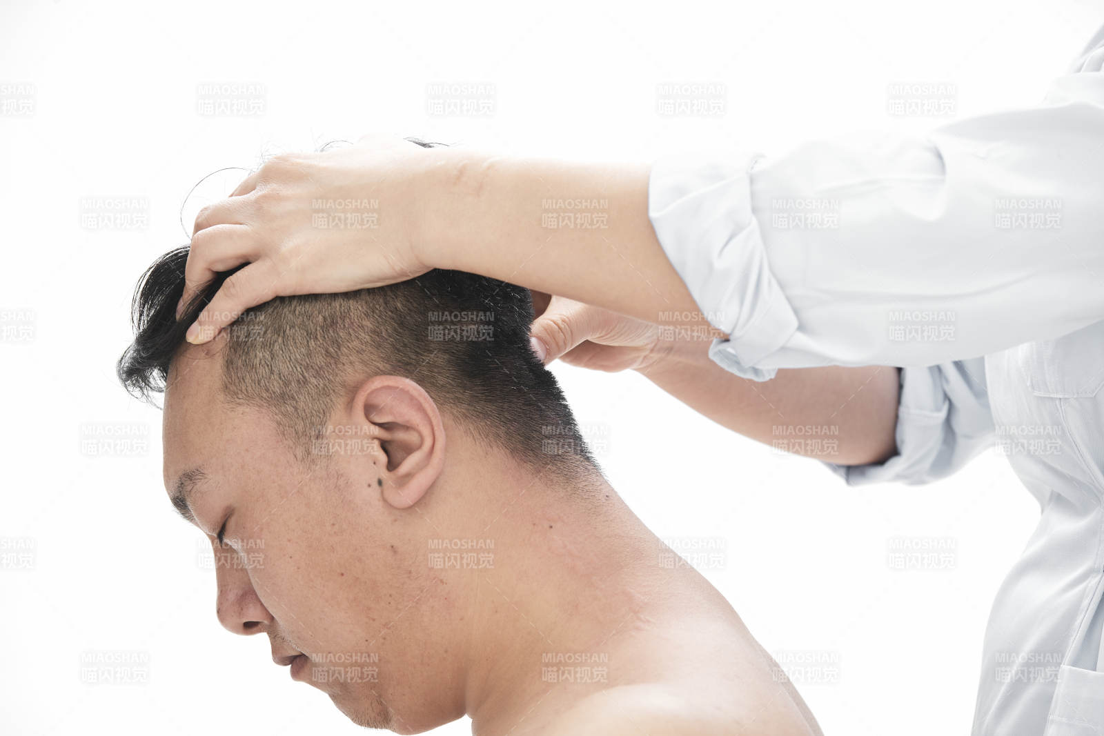 专业按摩师为男子进行身体按摩