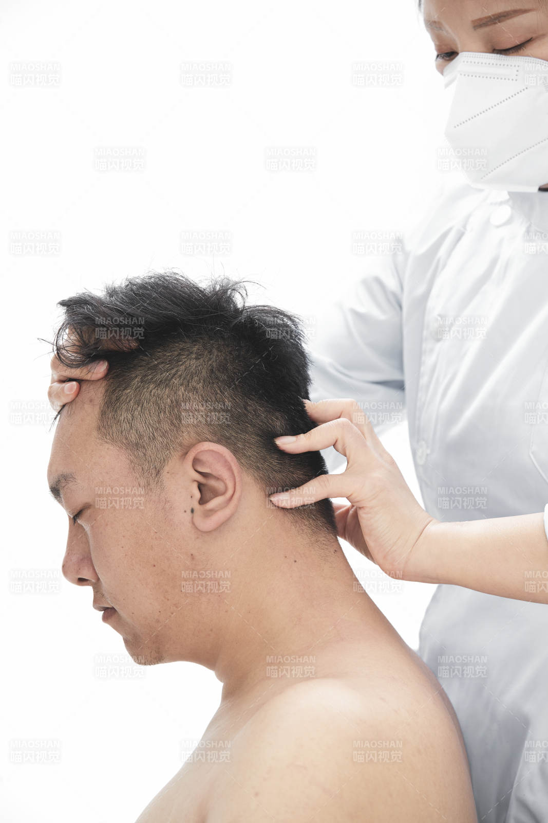 专业按摩师为男子进行身体按摩