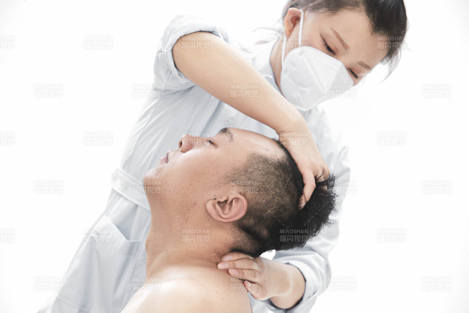 专业按摩师为男子进行身体按摩