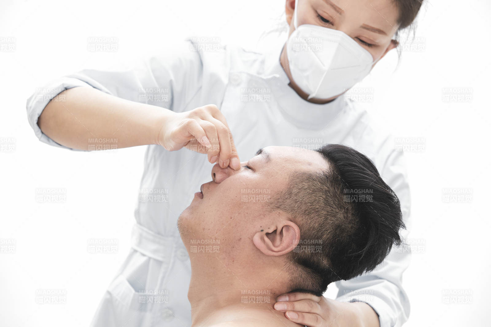 专业按摩师为男子进行身体按摩