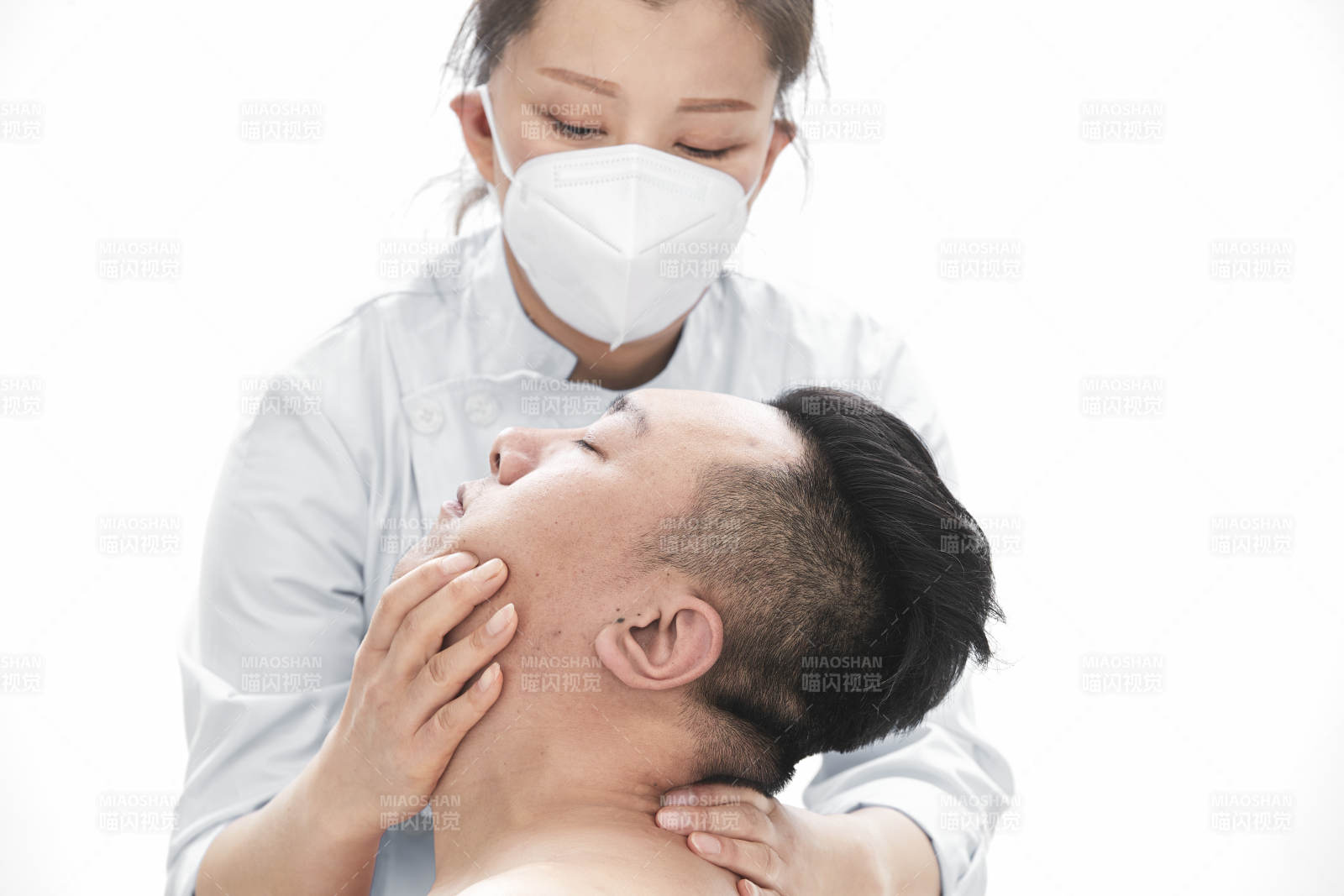 专业按摩师为男子进行身体按摩