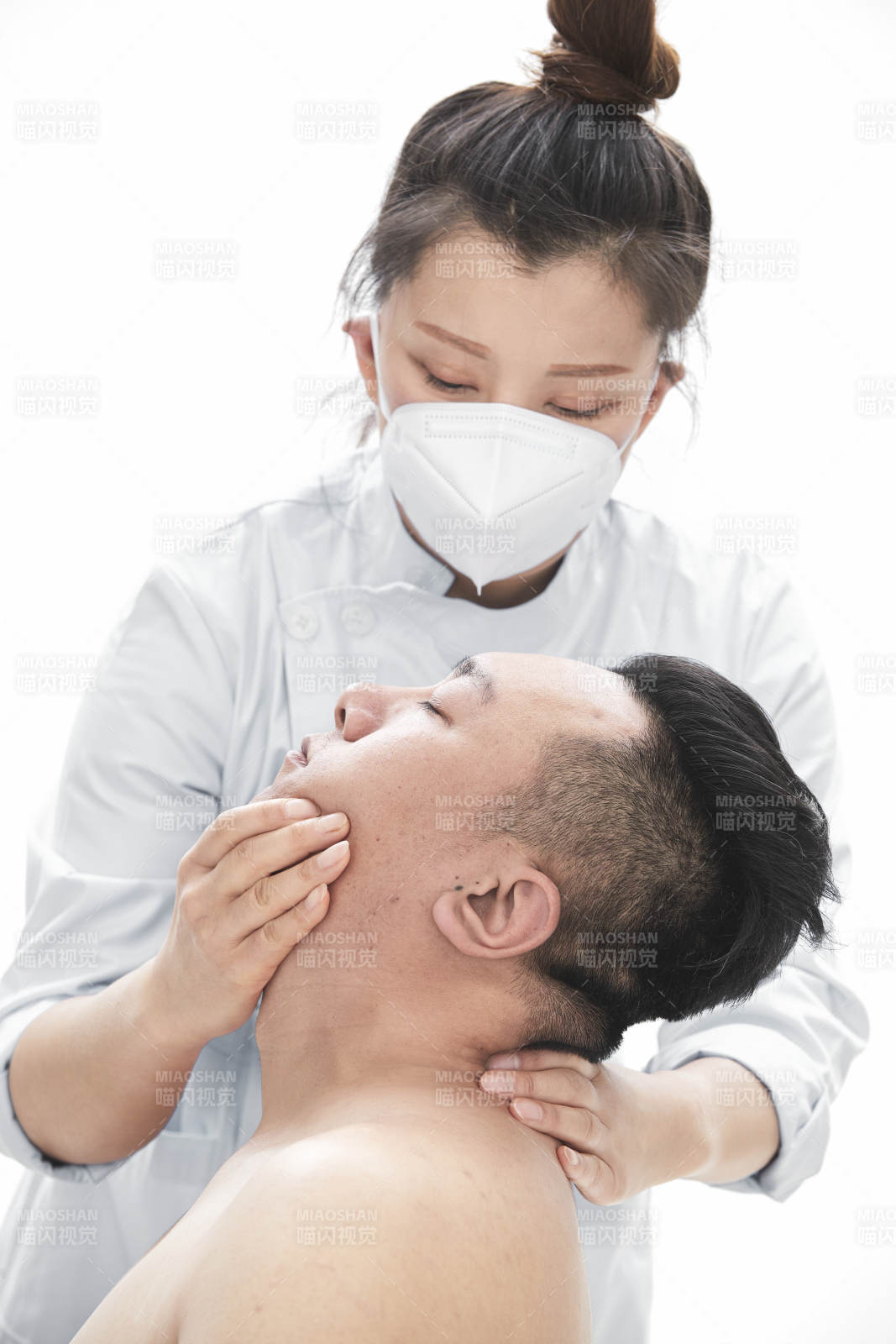 专业按摩师为男子进行身体按摩