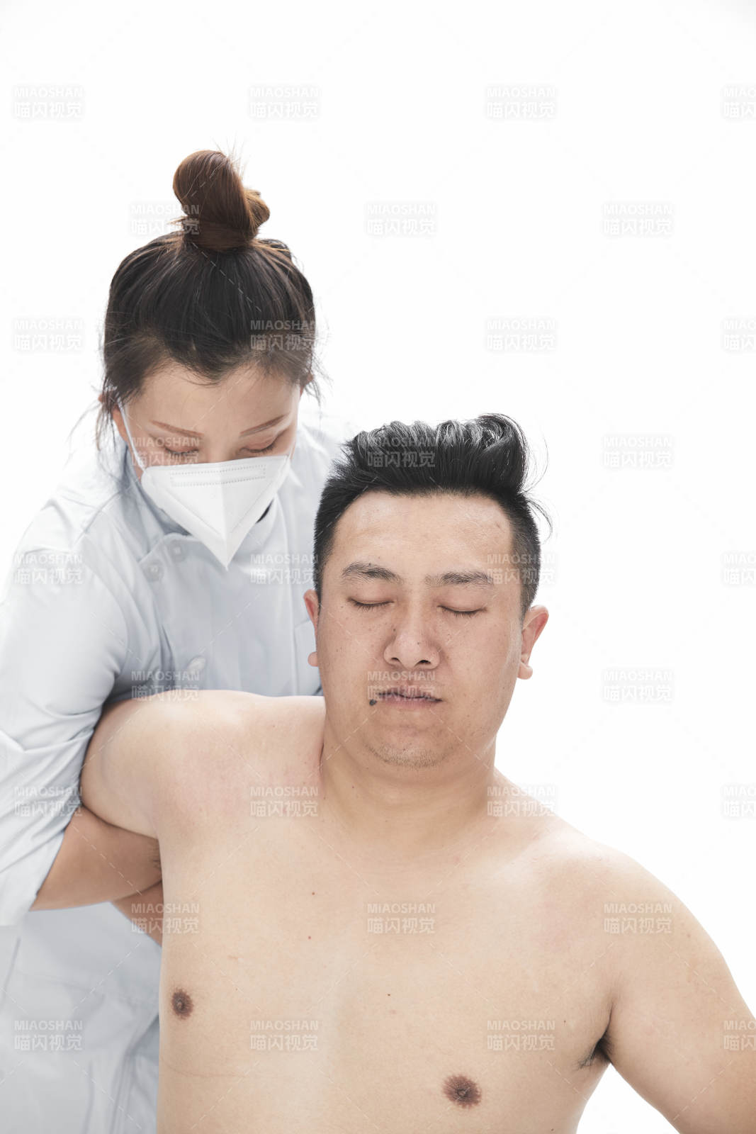 专业按摩师为男子进行身体按摩