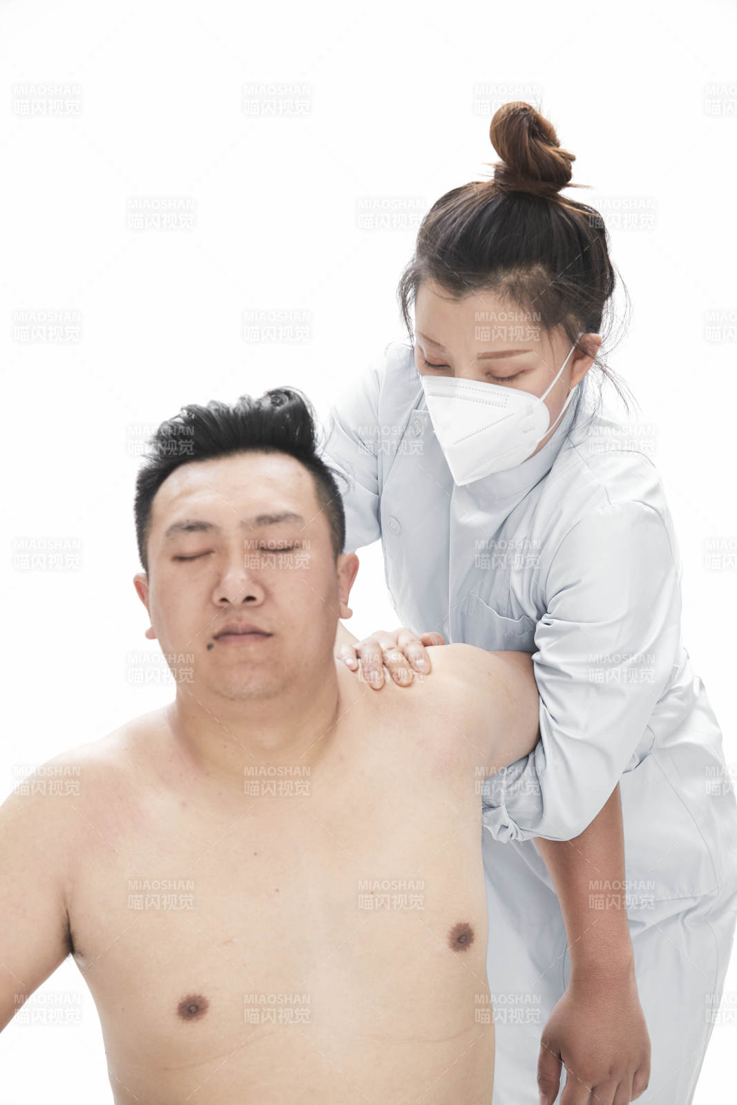 专业按摩师为男子进行身体按摩