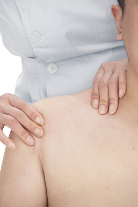 专业按摩师为男子进行肩部按摩