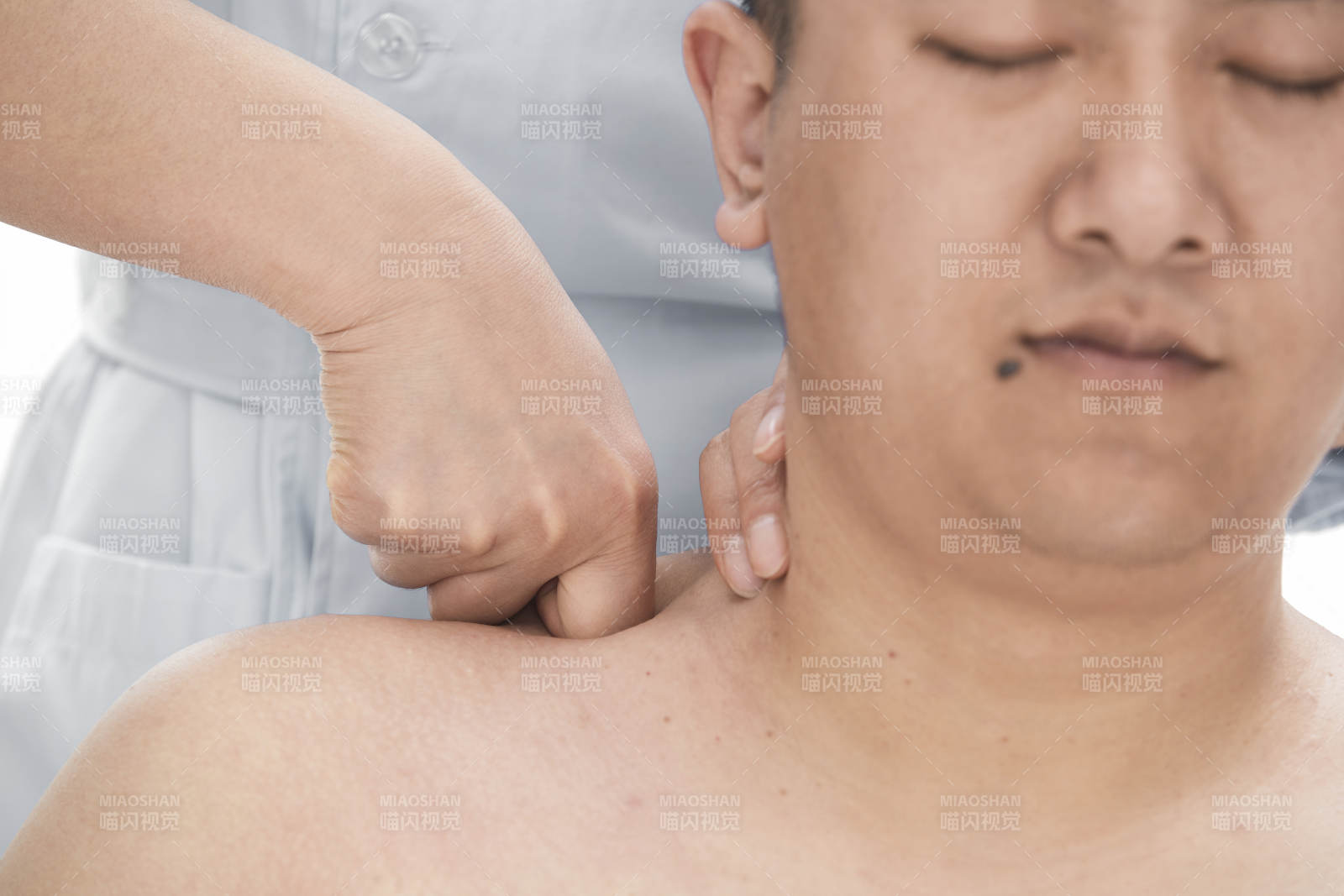 专业按摩师为男子进行肩部按摩