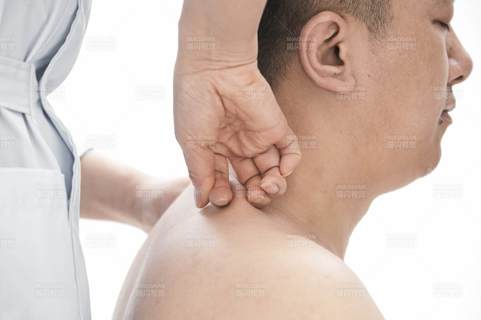 專業按摩師為男子進行肩部按摩