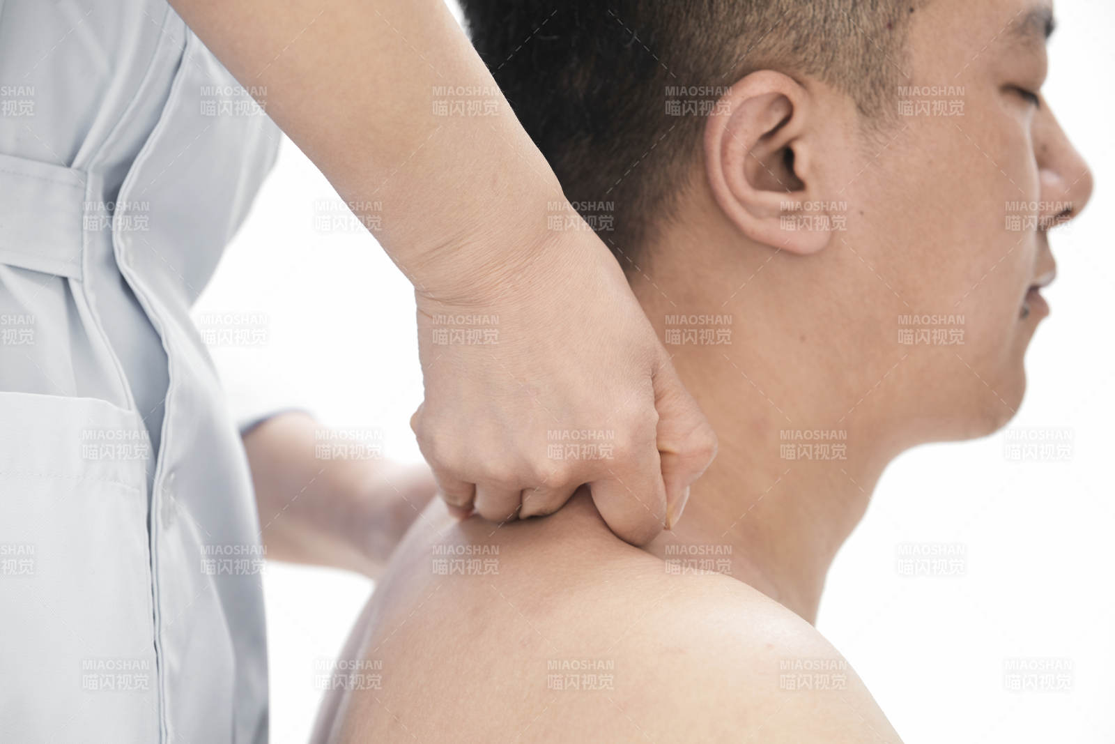 专业按摩师为男子进行肩部按摩