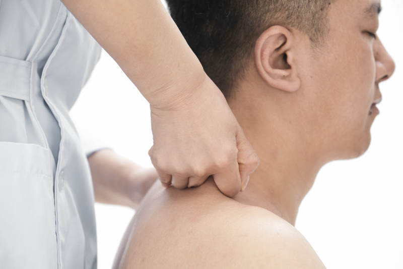 专业按摩师为男子进行肩部按摩