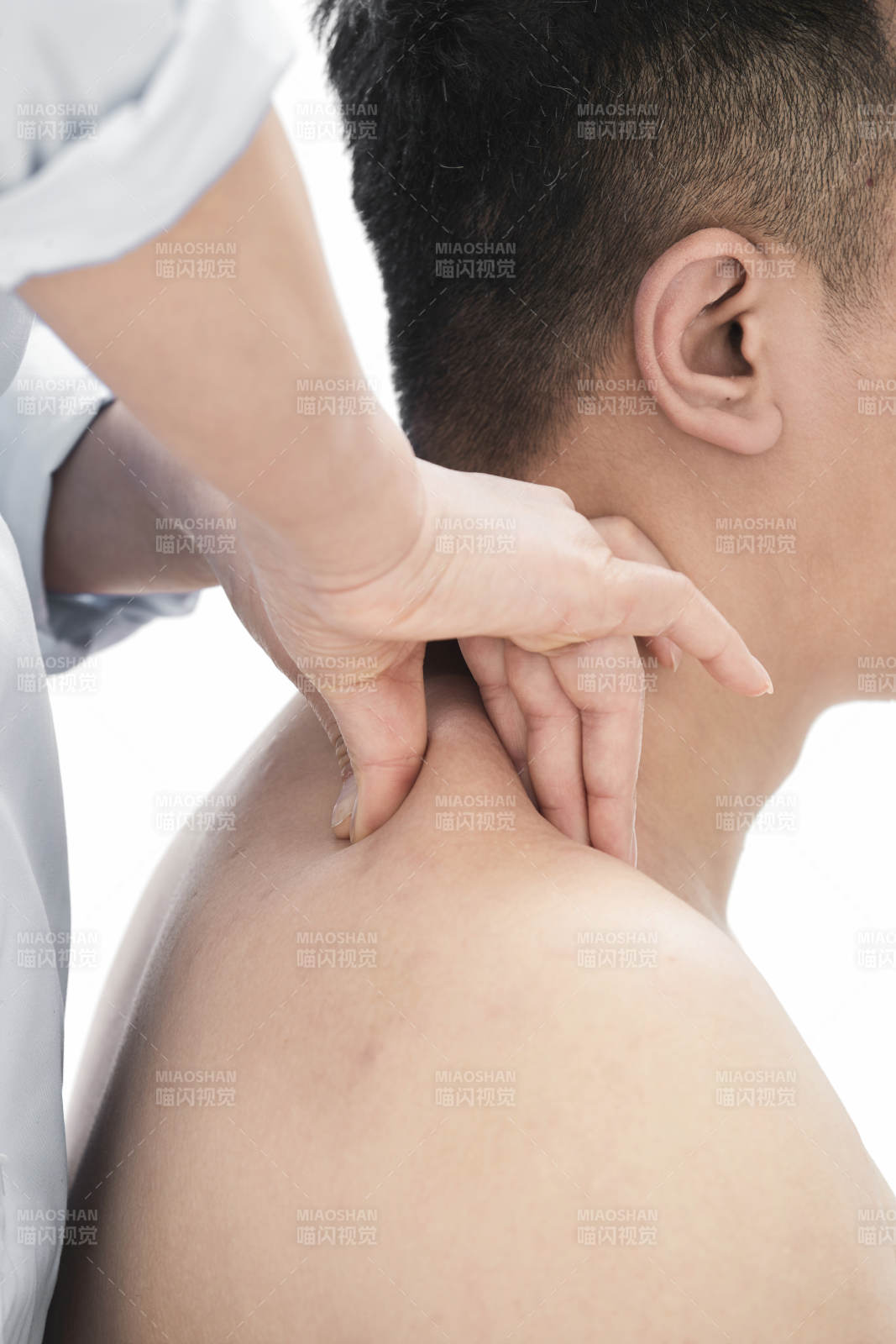 专业按摩师为男子进行肩部按摩