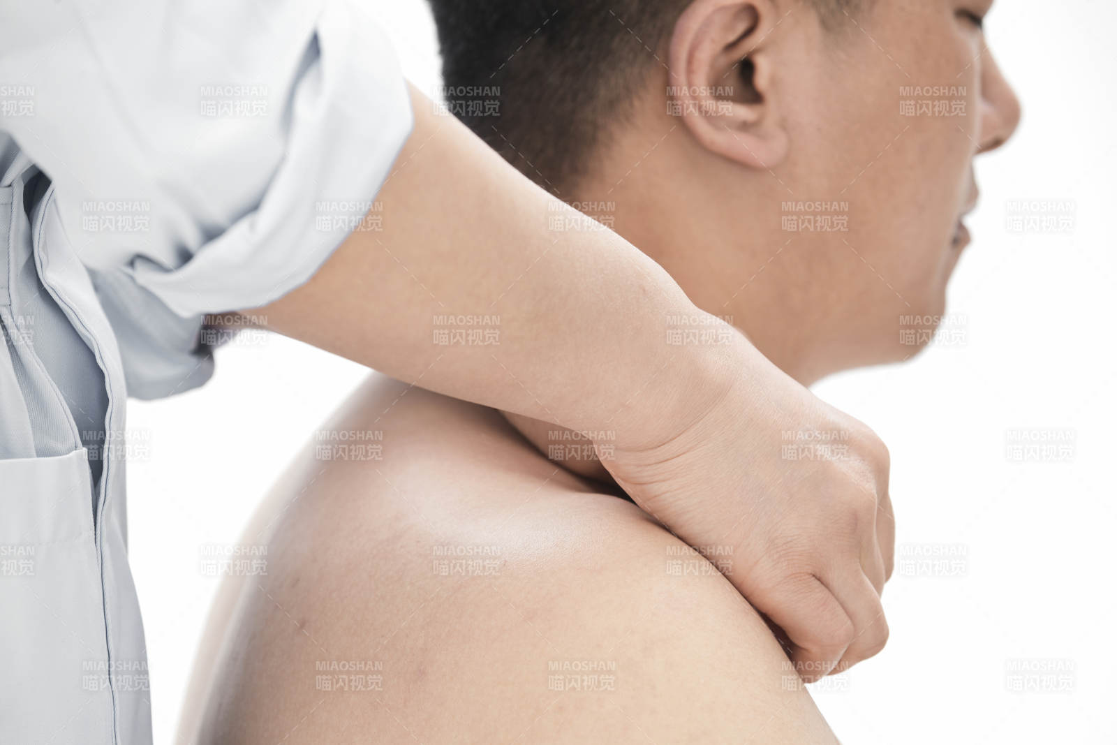 专业按摩师为男子进行肩部按摩