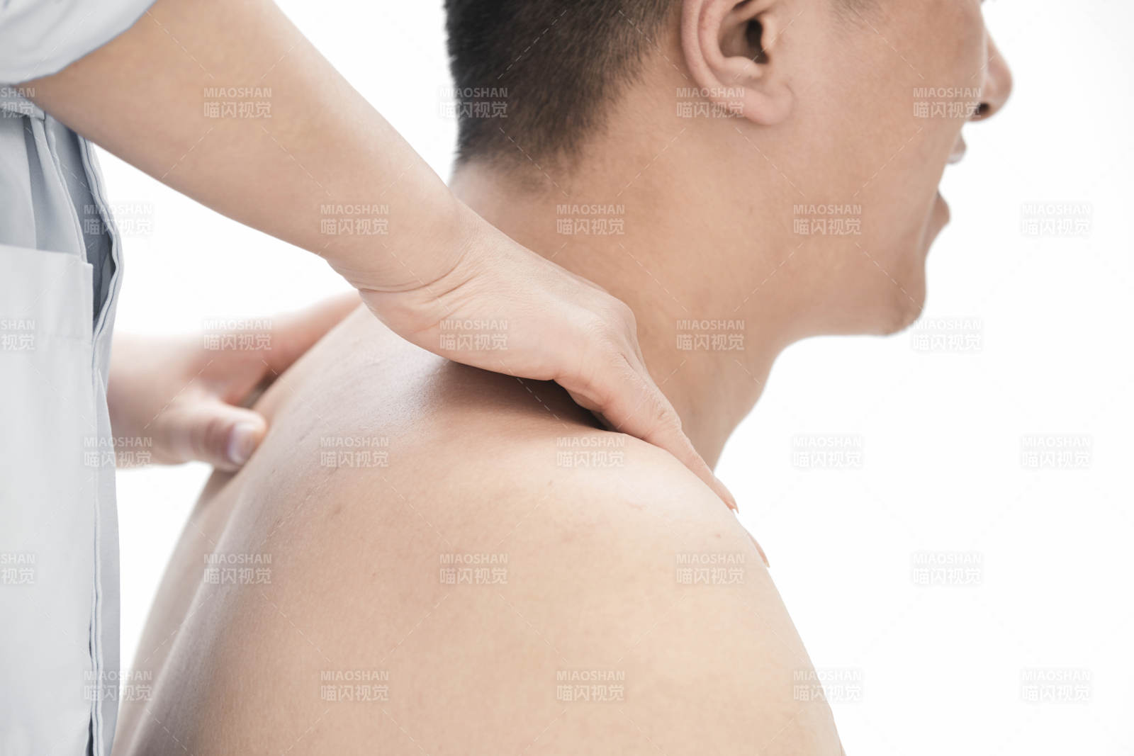 专业按摩师为男子进行肩部按摩