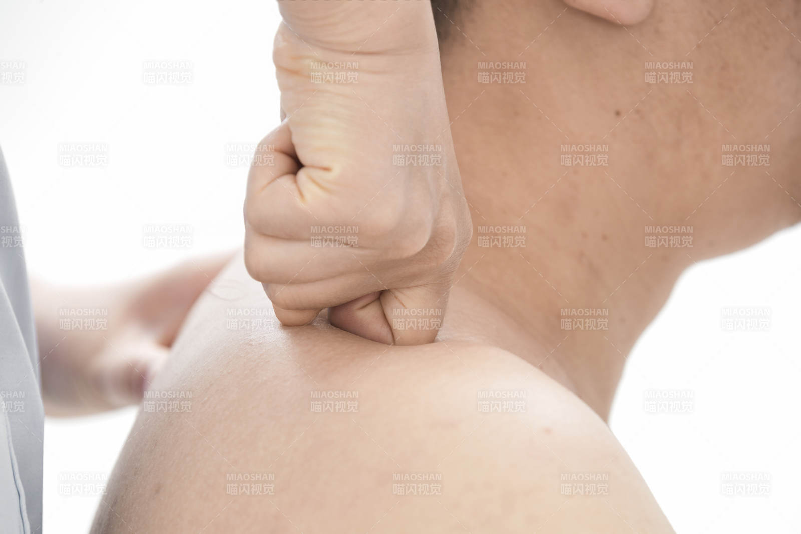 专业按摩师为男子进行肩部按摩