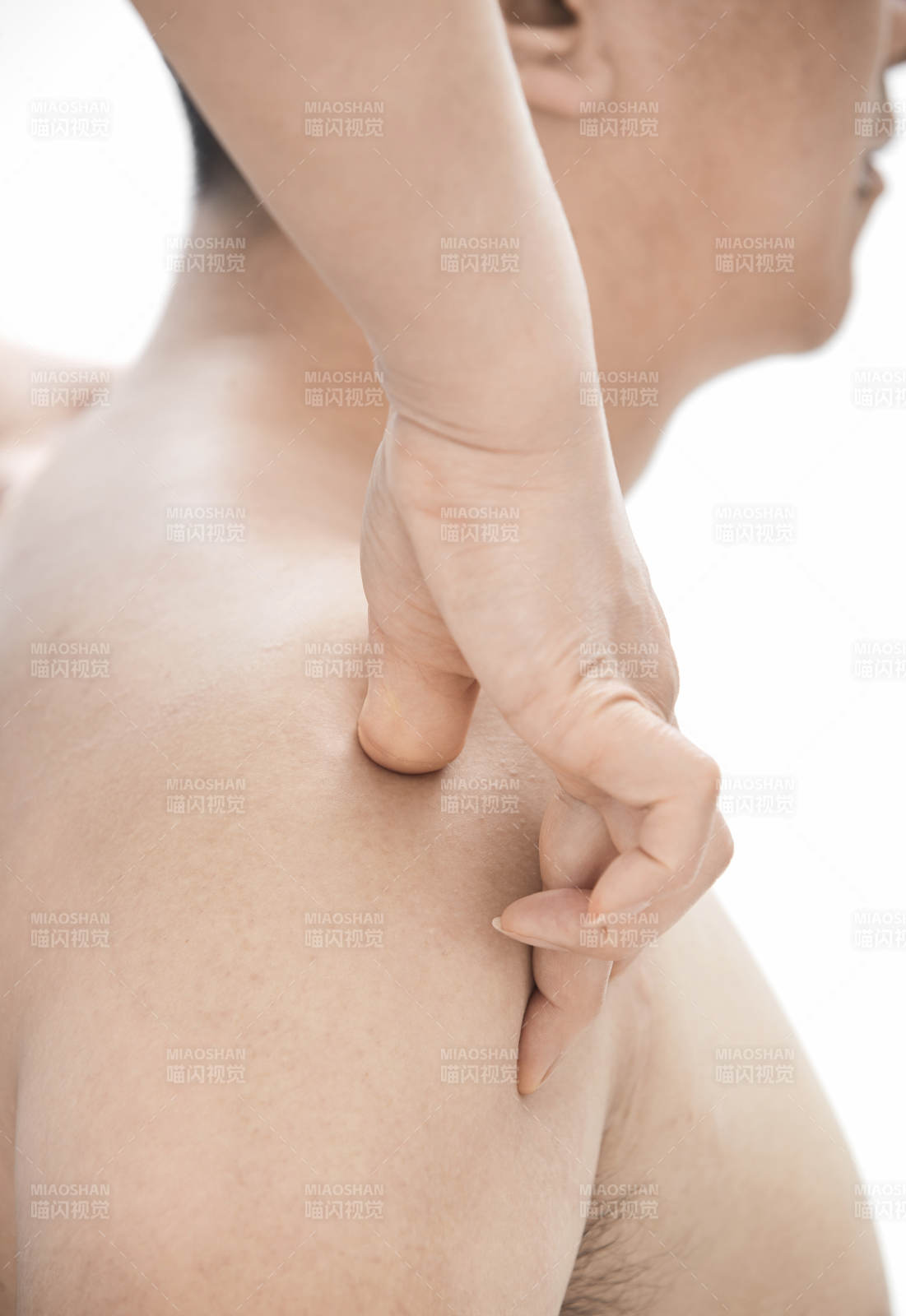 专业按摩师为男子进行肩部按摩